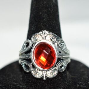 Victorian Voguish Y2K Red Oval Beveled Stone Filigree Silver Tone Size 12 Ring